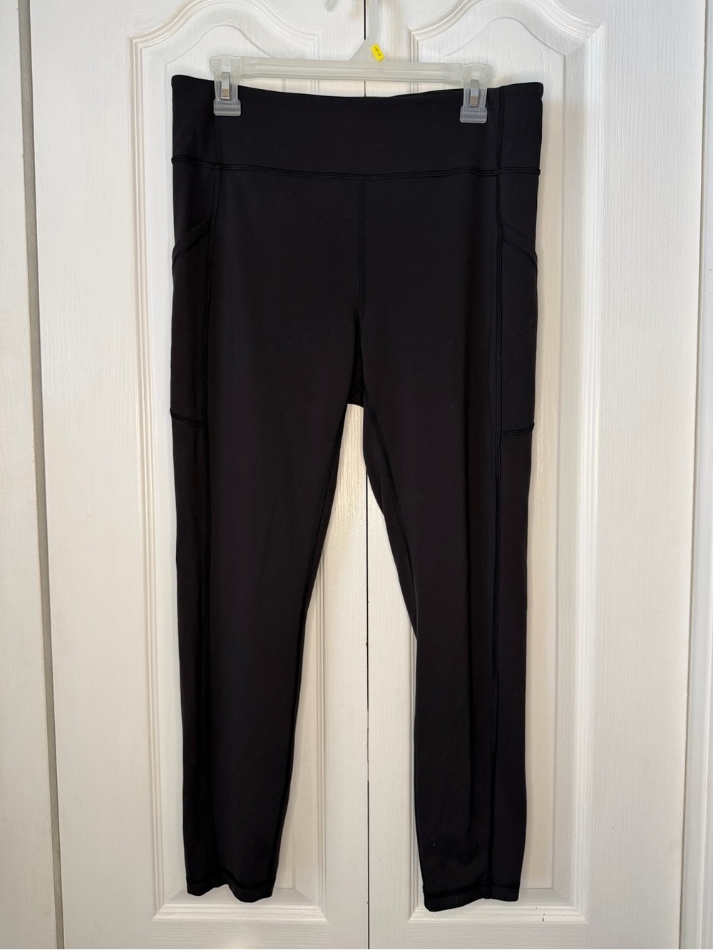 Lululemon Size 12 Black Cropped Leggings Side Pockets Athleisure